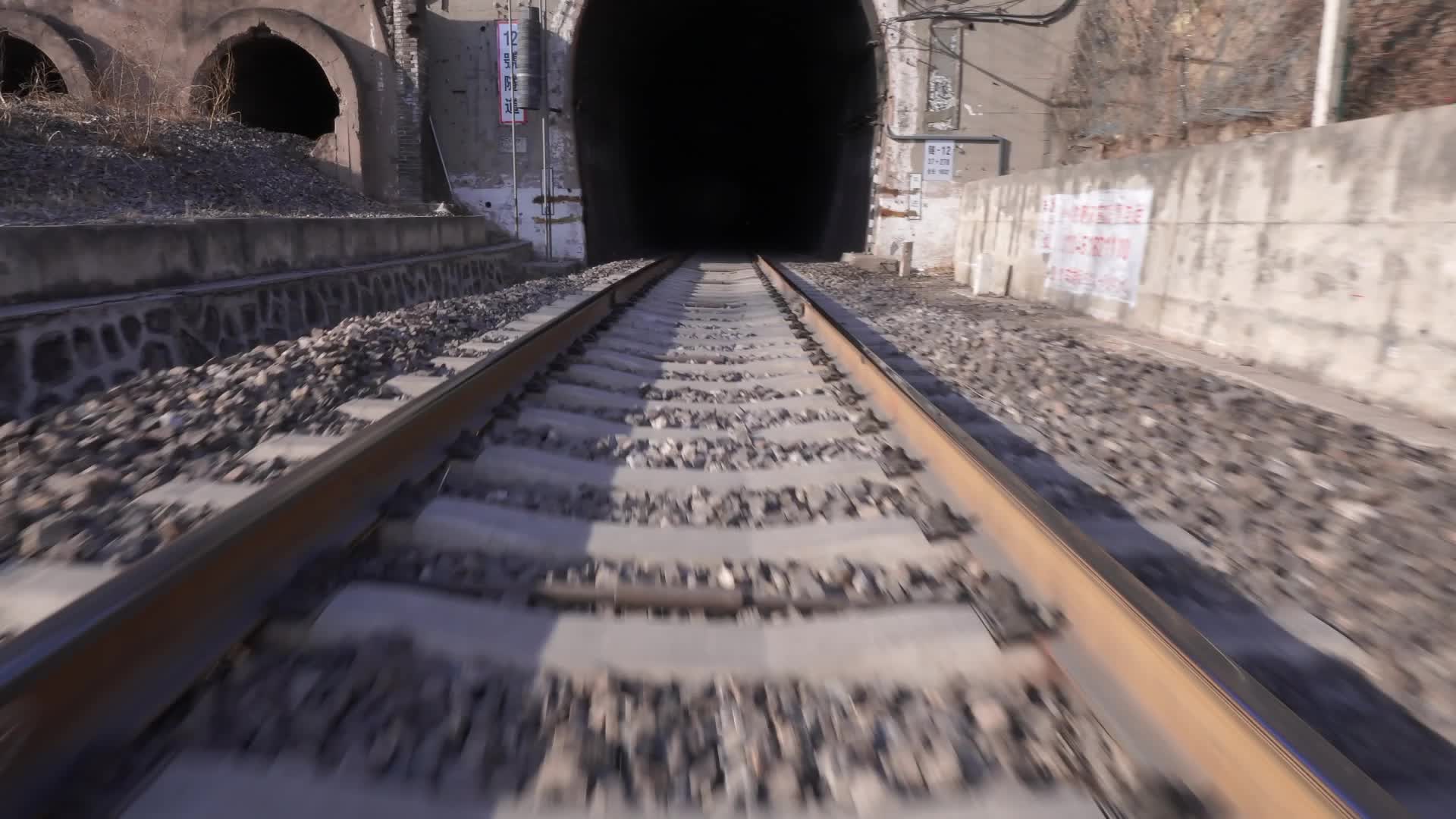 《飞奔在枕木和路基上的铁路“破冰人” 》