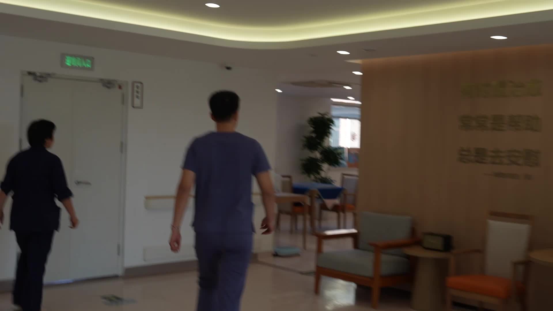 《从养老院的00后实习生》