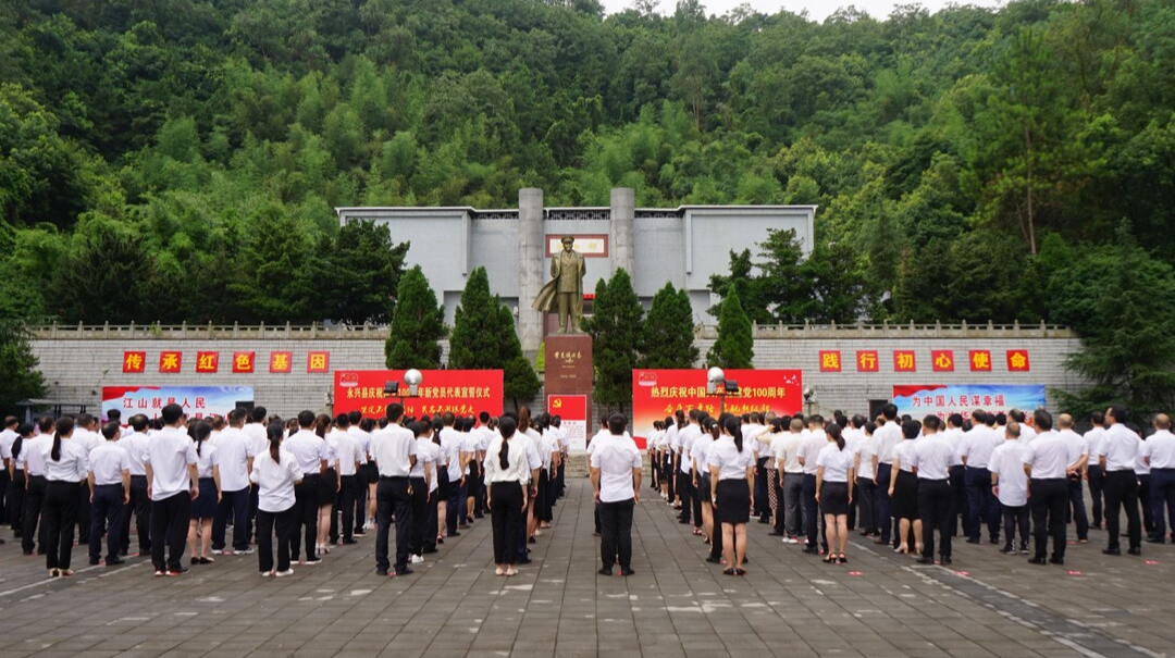 永兴县举行新党员代表入党宣誓仪式  刘朝晖领誓并寄语新党员：把铿锵誓言转化为干事创业的不竭动力