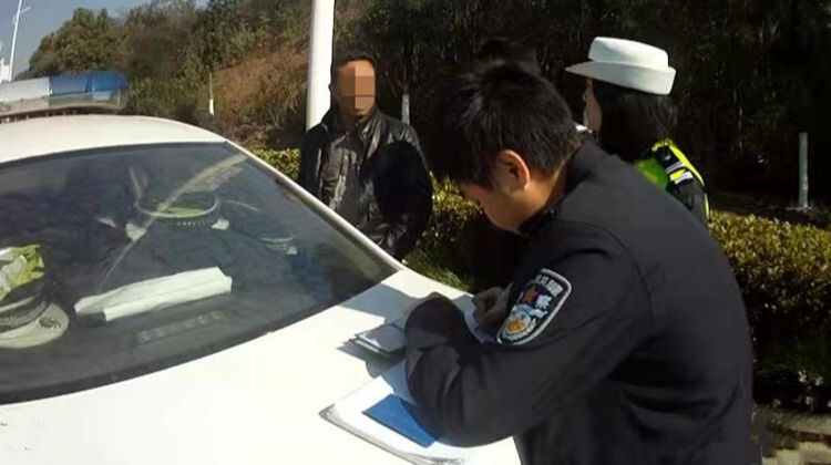 太疯狂，男子因这些行为被交警开出5700元罚单