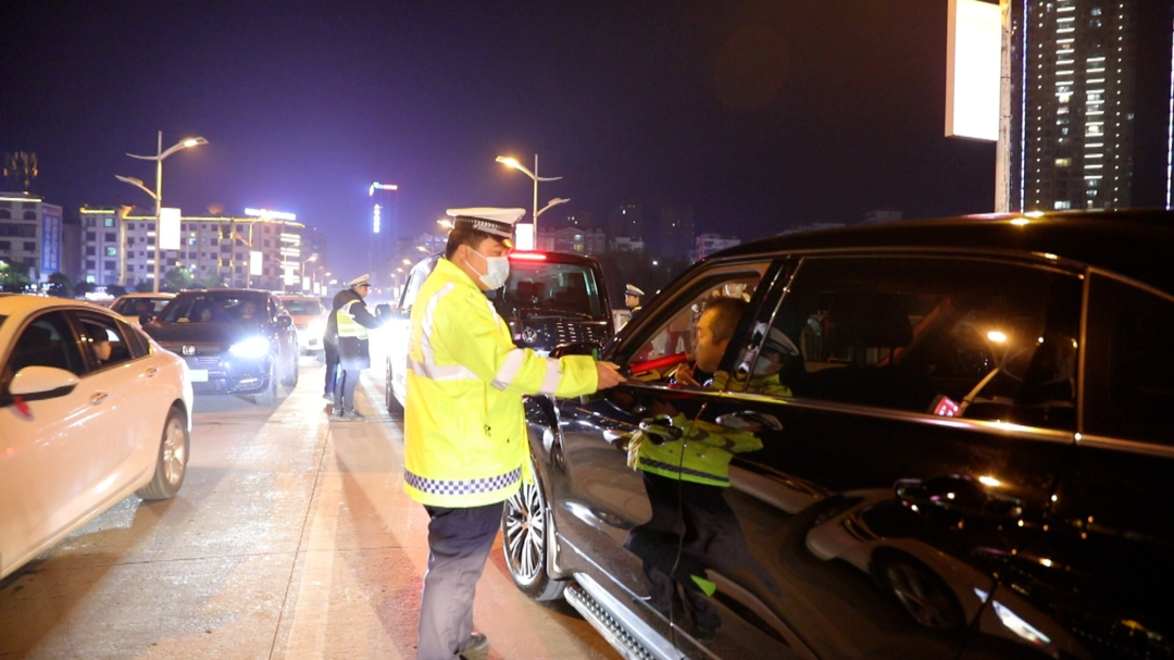 永兴县集中整治交通“顽疾”：岁末年初 交警严查酒驾不放松