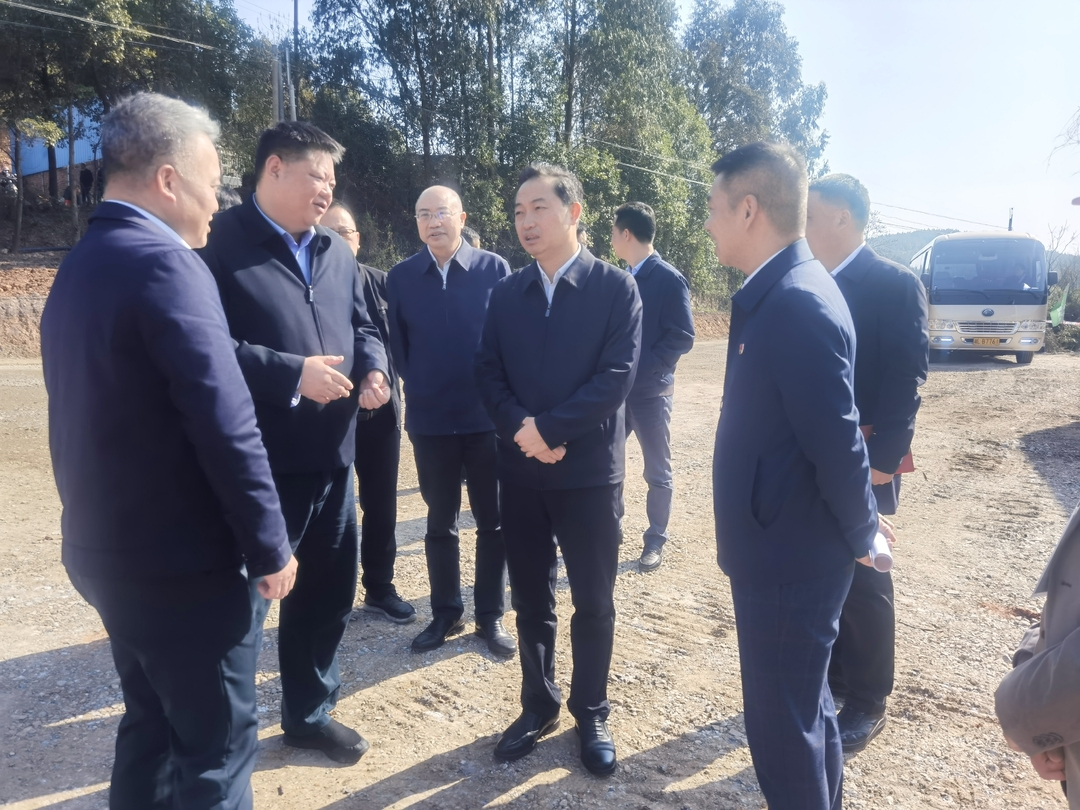 吴巨培现场办公推进马三公路二期建设：全力以赴抓项目 确保项目快推进早竣工