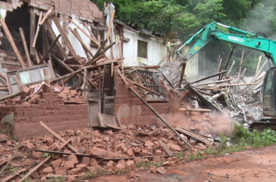 安全隐患大排查大整治 ：永兴县龙形市乡依法拆除一批危房和封存隐患住房