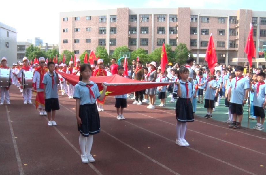 永兴县碧水小学举行新少先队员入队仪式