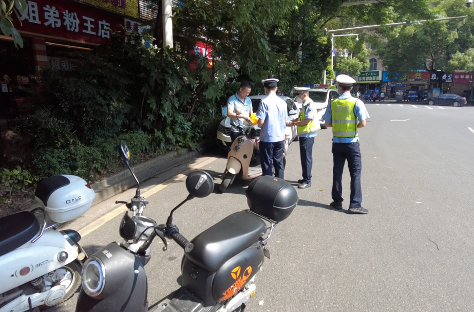 永兴县公安交警：对“摩电两车”交通违法者执行现场学习教育