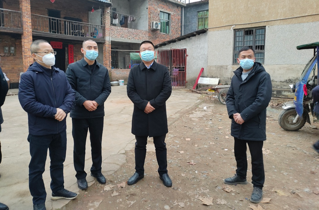 旅发进行时·城乡风貌提质 宾心华在便江街道锦里村调度拆危拆旧工作