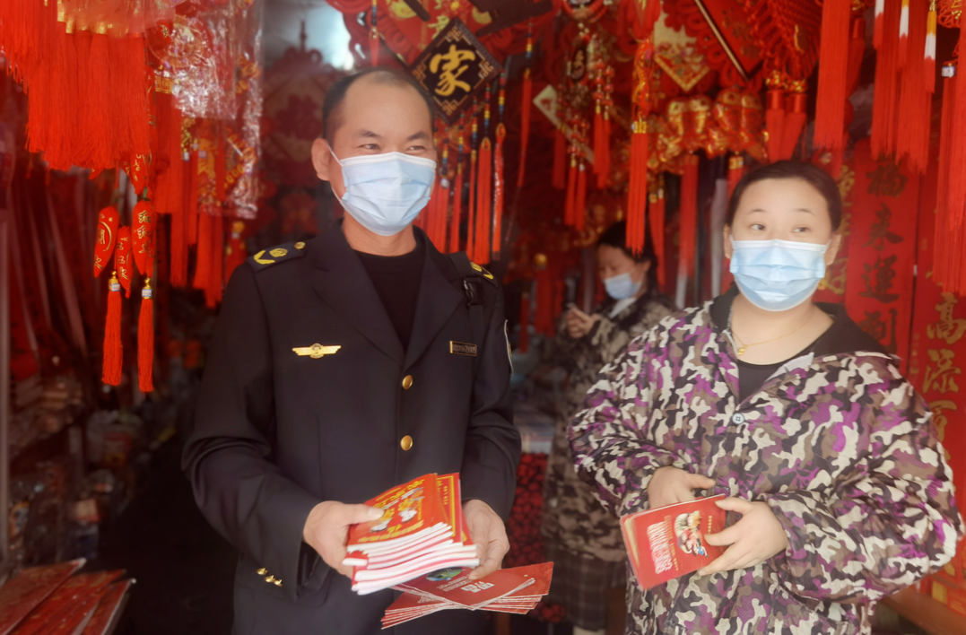 湖南智家365app_必发365手机在线登录_365网络科技有限公司：“扫黄打非”送福袋 温情执法暖人心