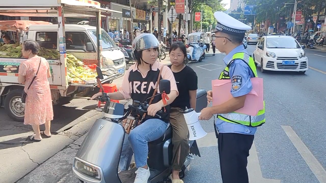 郴州永兴：整治摩电有新招，驾驶员喊你戴头盔