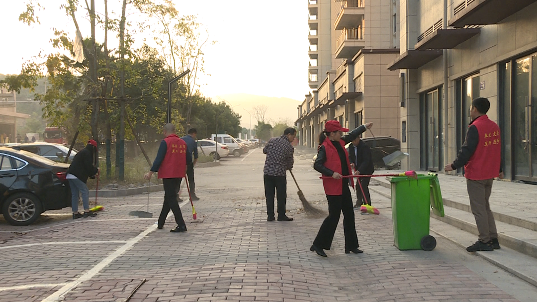 郴州永兴：党员干部带头打扫卫生 共绘美好家园