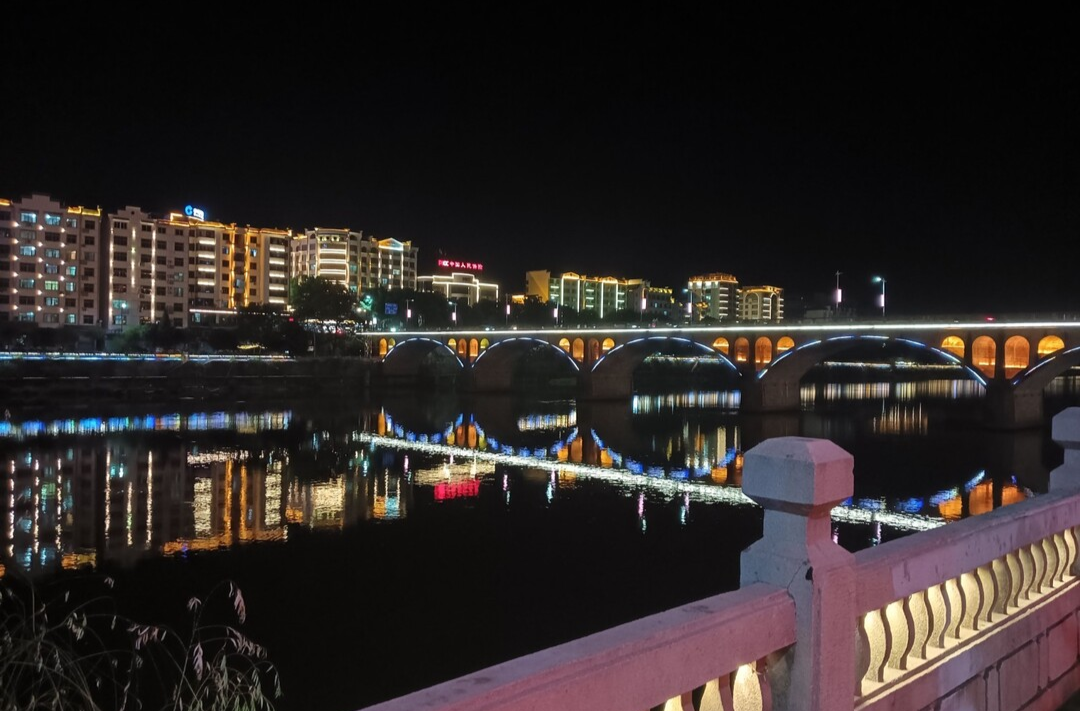 郴州永兴：璀璨灯光点亮乡村“夜经济”
