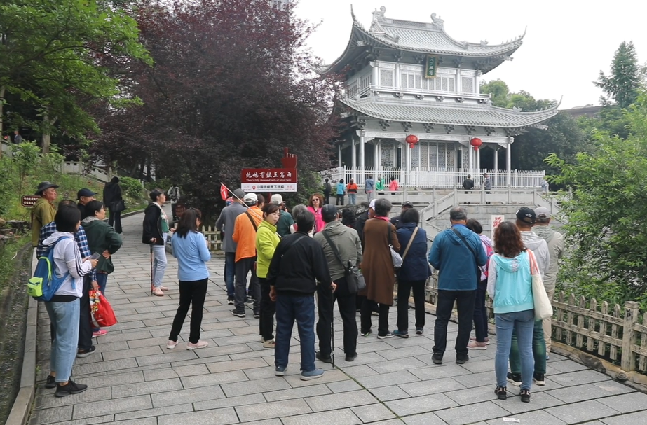 郴州永兴|快乐五一：中国白银文化坊游客如织 银饰品销售火爆