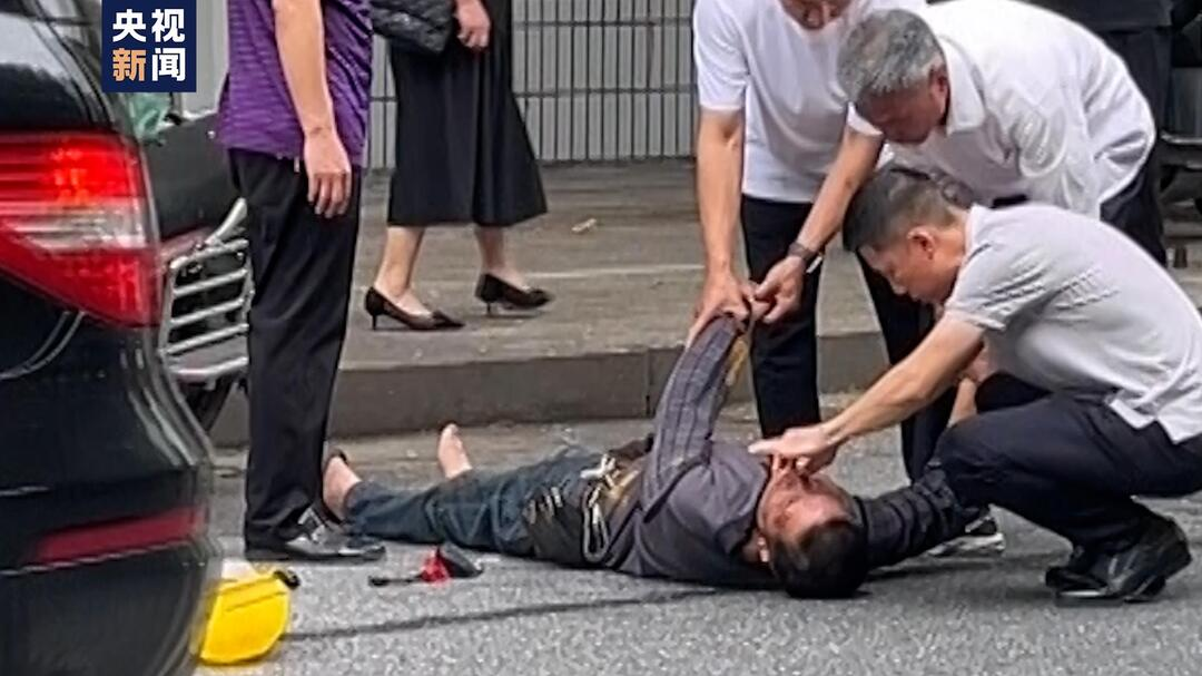 男子昏倒在路边 危急时刻一群热心市民围了上来……