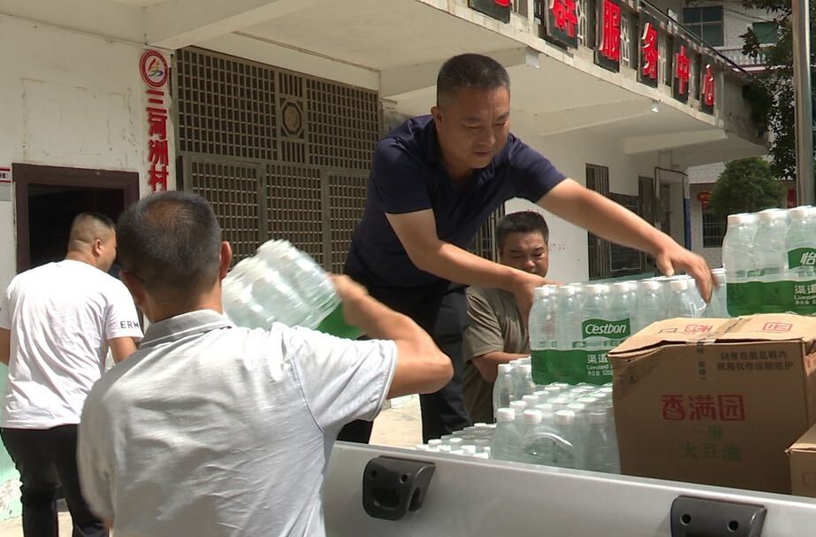 郴州永興：“湖南好人”曹積全向受災(zāi)群眾送物資