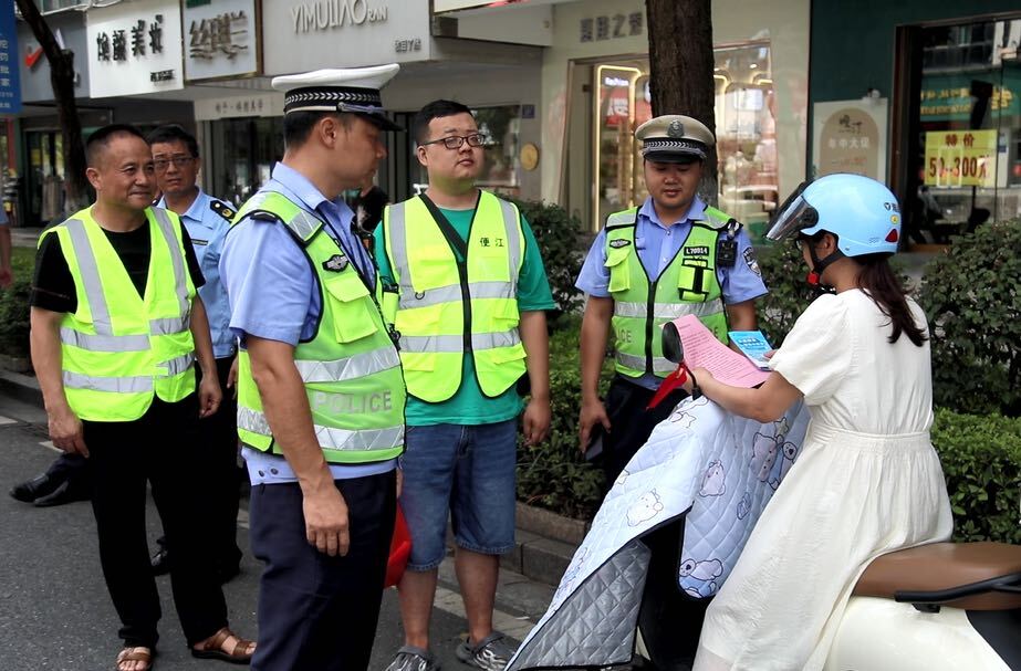 高溫下的堅(jiān)守：永興交警用認(rèn)真詮釋責(zé)任 用汗水守護(hù)暢通