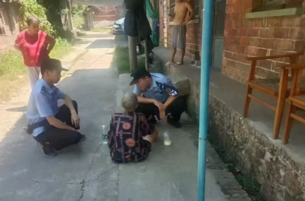 八旬阿尔兹海默症老人迷路  民警暖心护送回家
