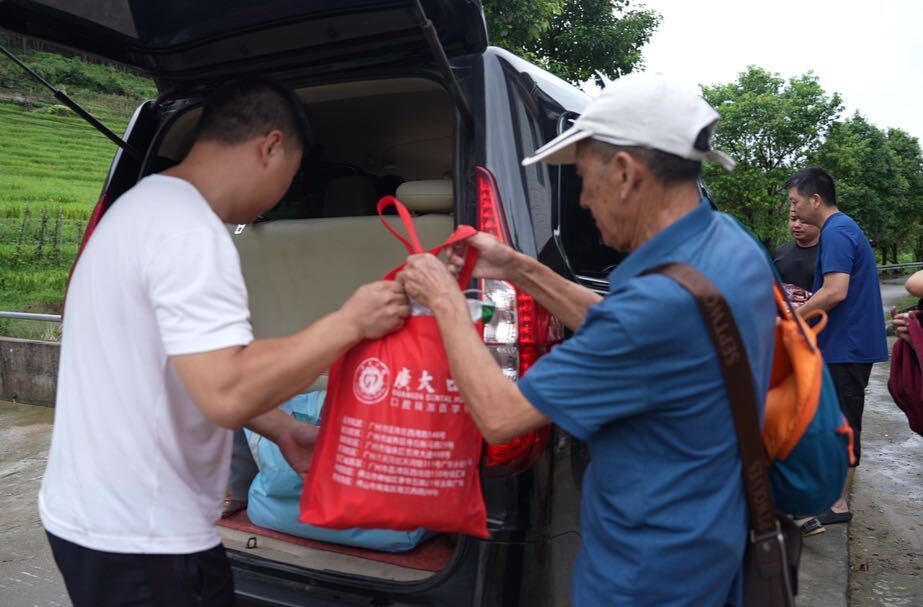 永兴对口帮扶资兴：为灾民提供便民服务车 方便群众出行