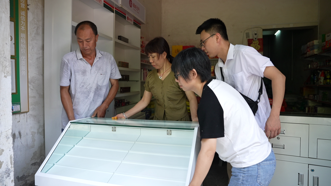 永兴县烟草专卖局（分公司）为大布江乡受灾卷烟零售户提供专项援助
