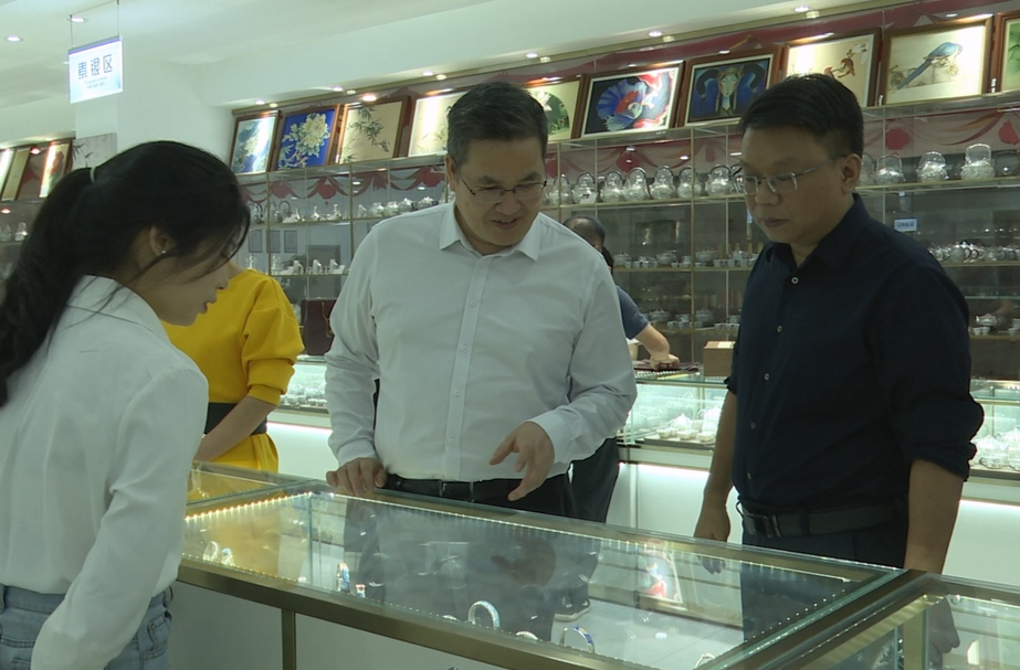 省商务厅副厅长邓卫平在永兴县调研外贸工作