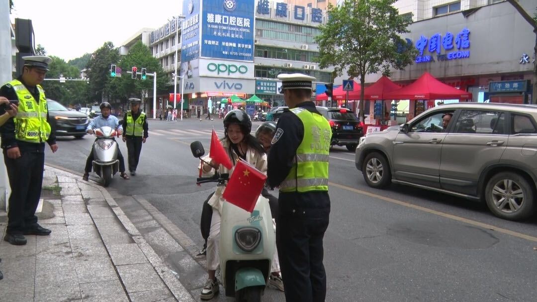 护航国庆交通安全 交警假期不打烊