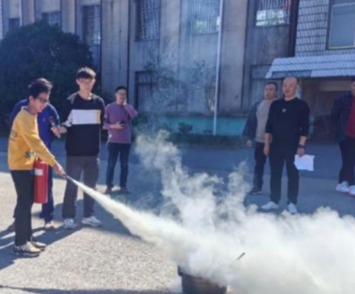 永兴县柏林镇中心学校：开展地震消防应急疏散演练