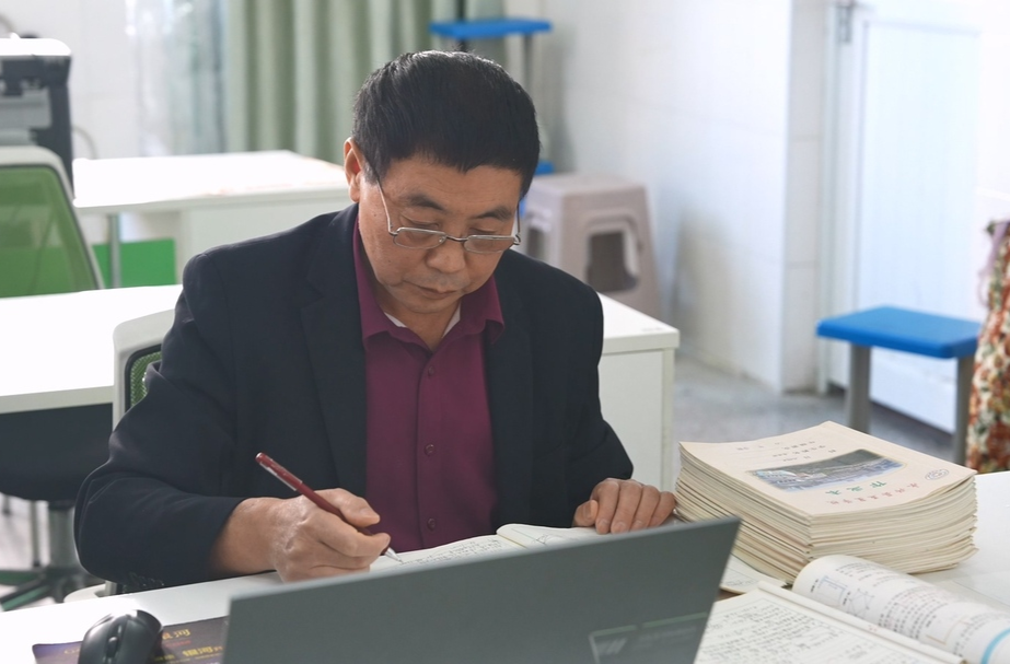 永兴县五星学校教师.陈土荣：退而不休 坚守三尺讲台