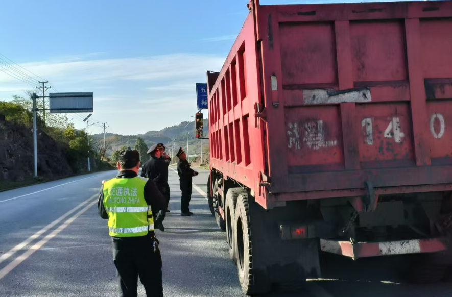 区县联动治超载，共创道路交通安全，永兴、北湖、苏仙三地开展治超联合执法行动