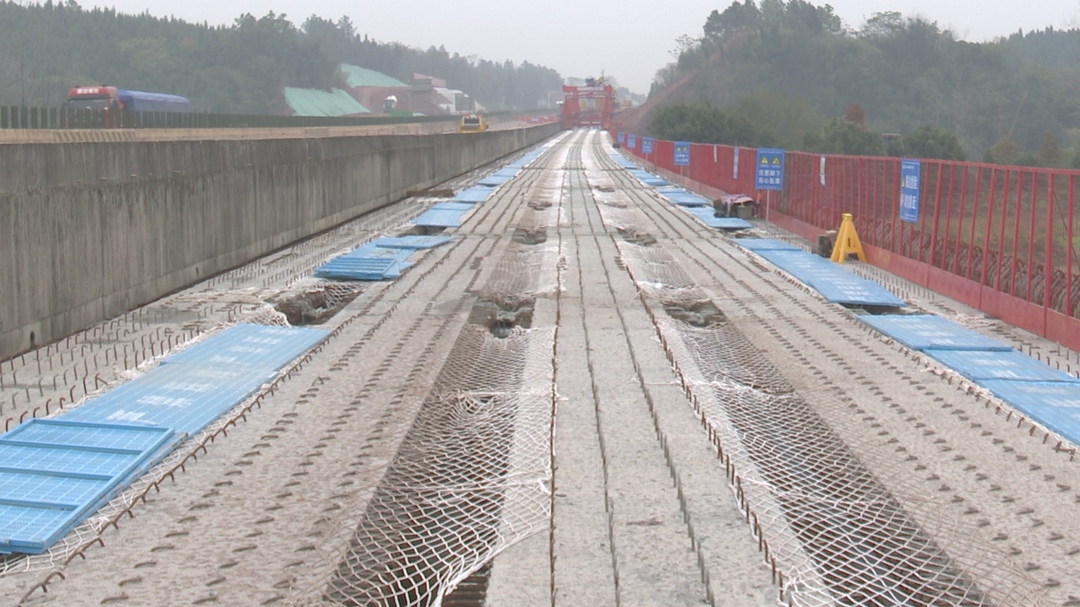 耒宜高速改扩建全线首座桥梁西河大桥双侧拼宽梁板架设完成