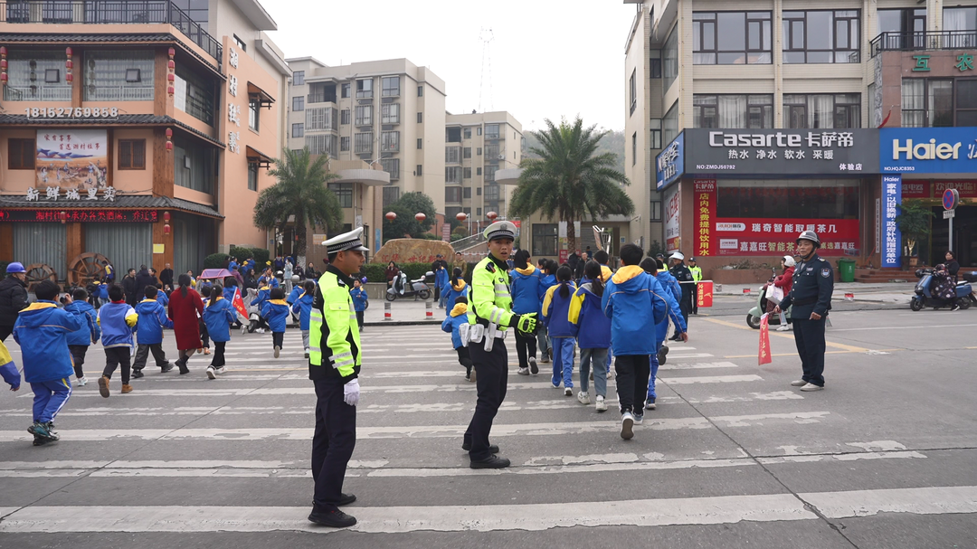 永兴县公安局交警大队：站好“护学岗” 让学生平安回家