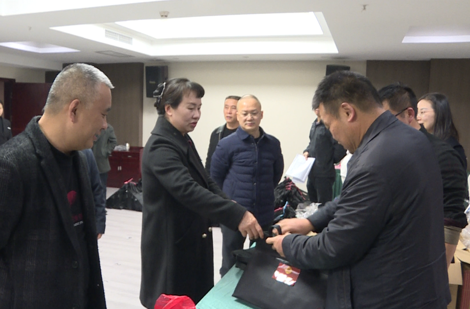 聚焦两会|李玲华检查会前准备工作：精心部署 统筹安排 确保大会顺利进行