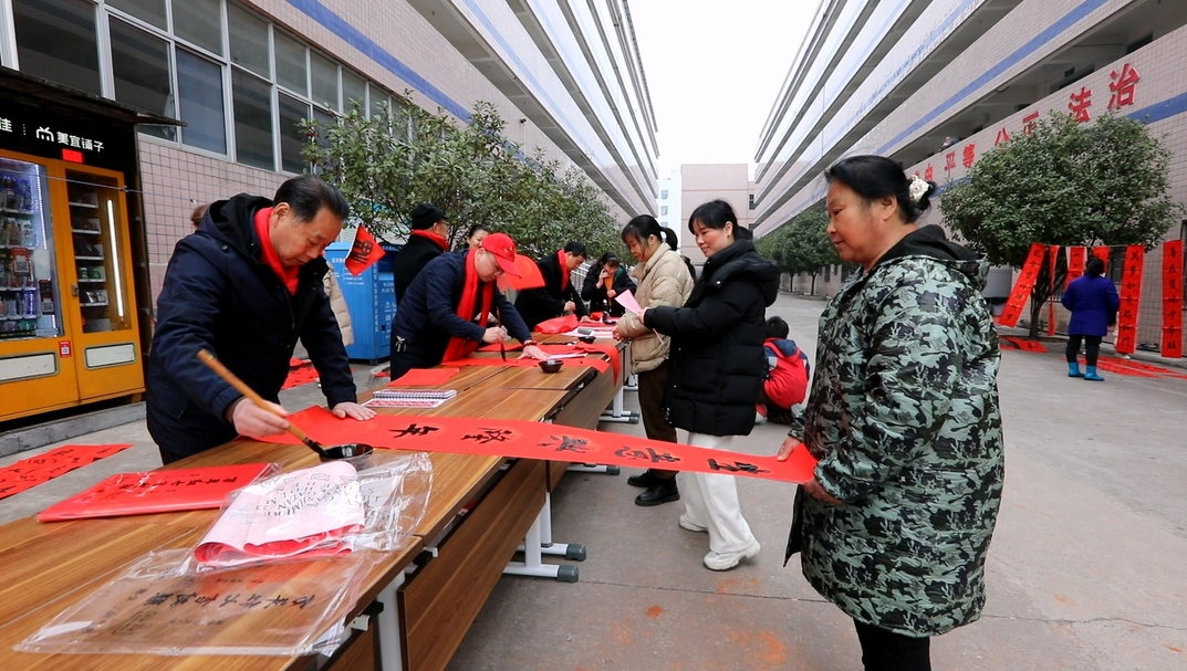 永兴：写春联送祝福  笔墨飘香进企业