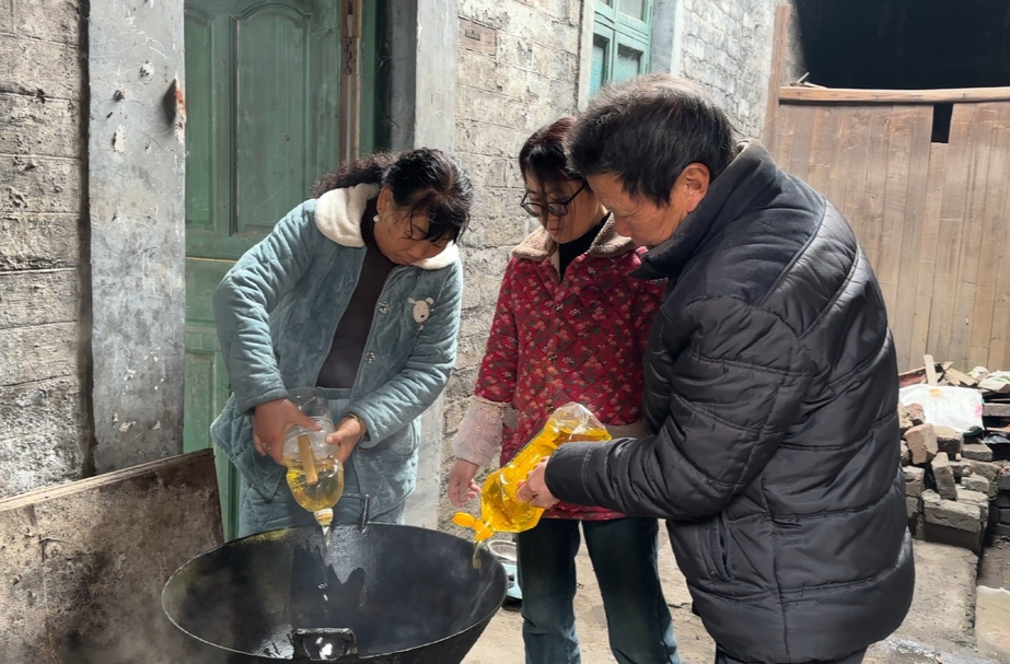 新春走基层|永兴：油炸丸子沸腾腾 年味飘香团圆圆