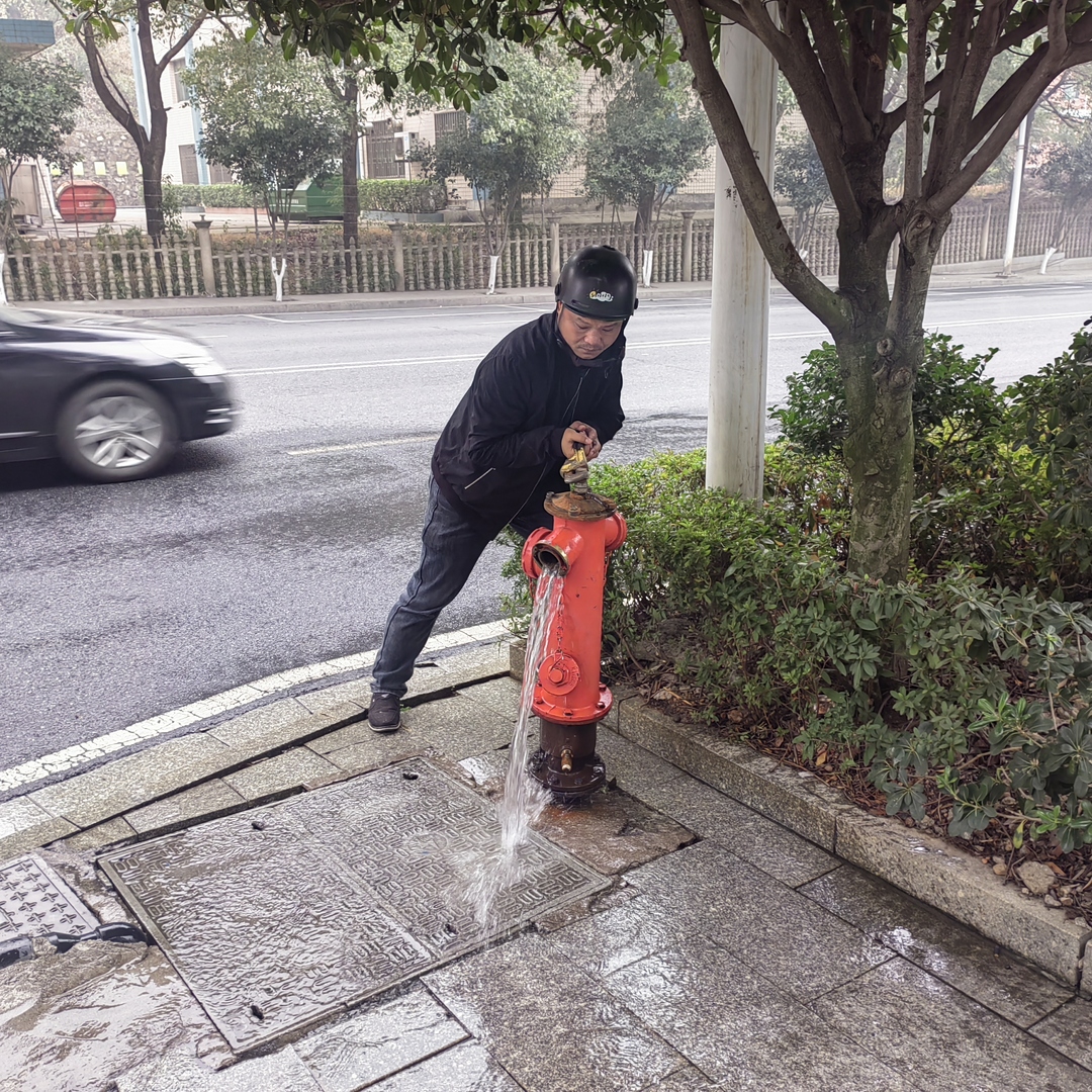 春节期间供水消防双保障：永兴县自来水公司深度排查消防栓