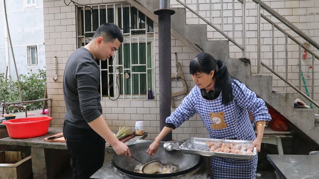 年味永兴：油炸丸子香飘四溢  阖家团圆共贺新春