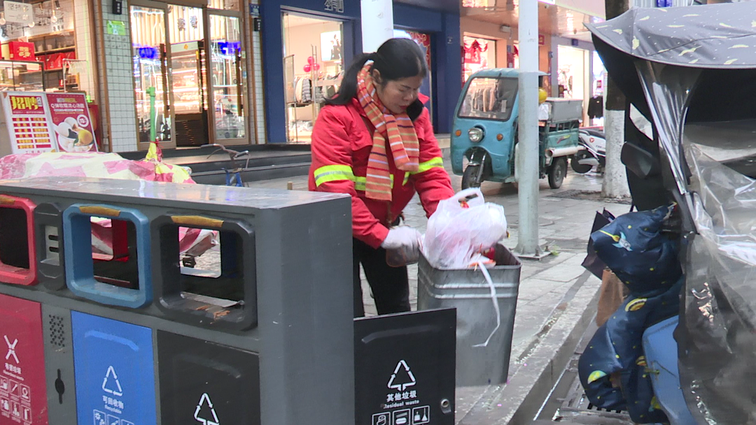 新春我在岗|环卫工人：坚守岗位“不打烊” 让市民“净”享佳节