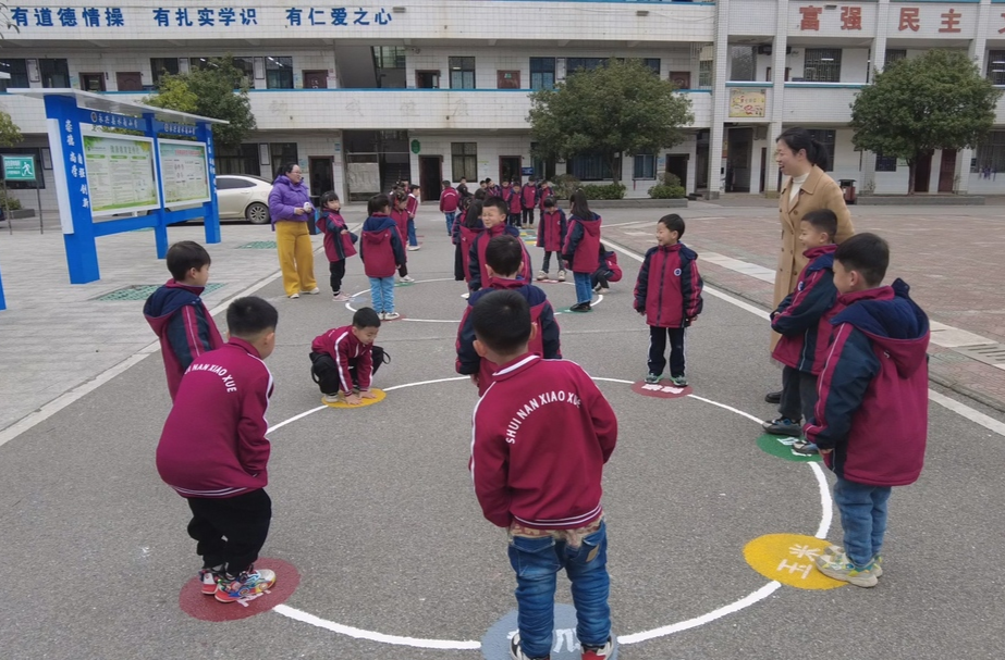 永兴县学校创新落实课间15分钟 让学生真正动起来