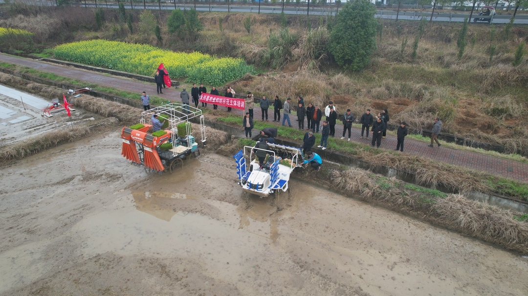 永兴这场培训“新农具”火了！种地用上北斗导航