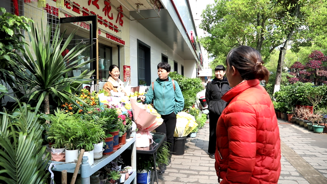鲜花寄哀思 倡祭扫新风