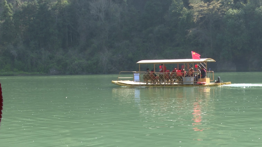 清明节旅游：一线天景区醉游人
