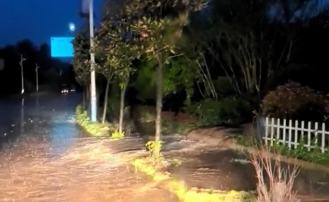 永兴公路突发积水险情，30人紧急排险保畅通