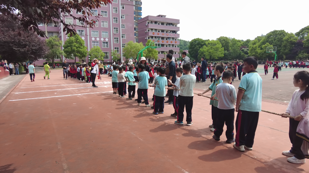 落实健康第一教育理念 让孩子“每天锻炼两小时”