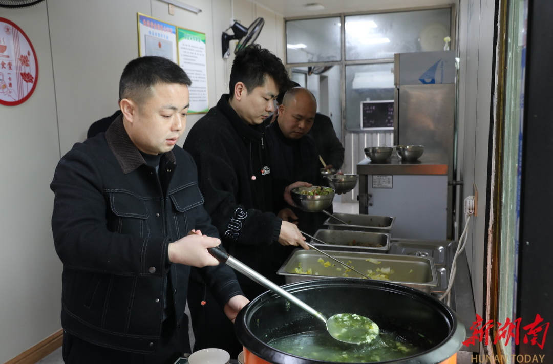 人民日报·湖南日报重磅丨扫码吃食堂 餐桌新风尚 郴州推进“市、县、乡”机关食堂联网