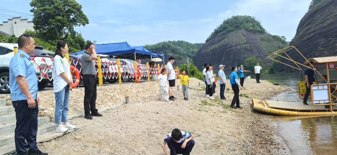永兴县便江景区党员志愿者助力五一假期旅游服务