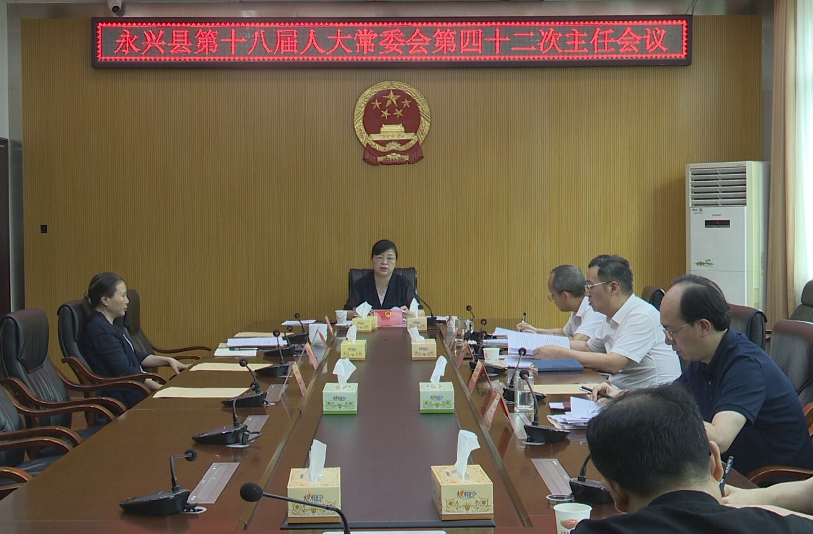 县第十八届人大常委会第四十二次主任会议召开