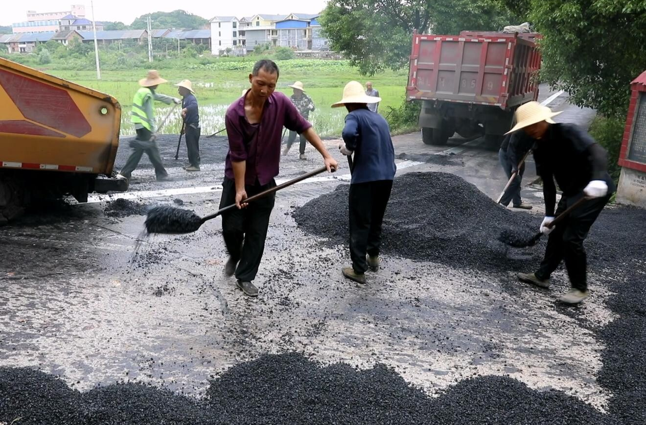 攻坚加速度|永兴县环城西路至西河口公路正式启动沥青铺设施工