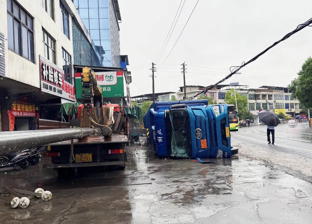 永兴：电杆遭遇“车祸” 冒雨连夜抢修保供电