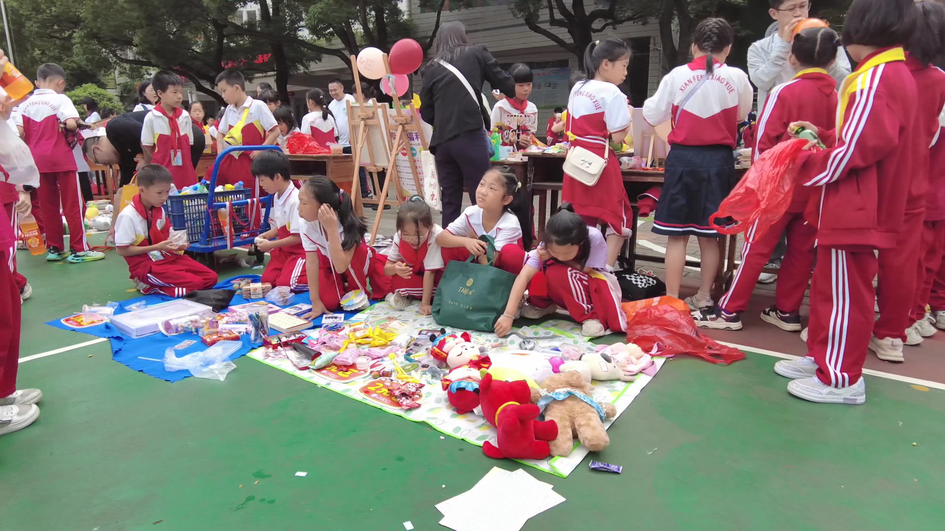 “跳蚤书市”火热开市 学生共享义卖好时光