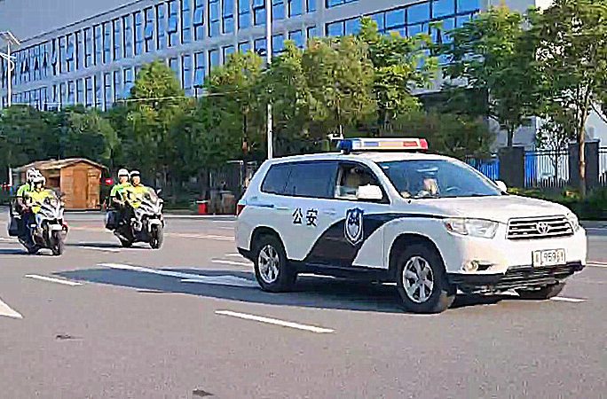我负责保驾护航、你负责金榜题名，永兴交警祝所有高考同学，旗开得胜，马到成功！！！