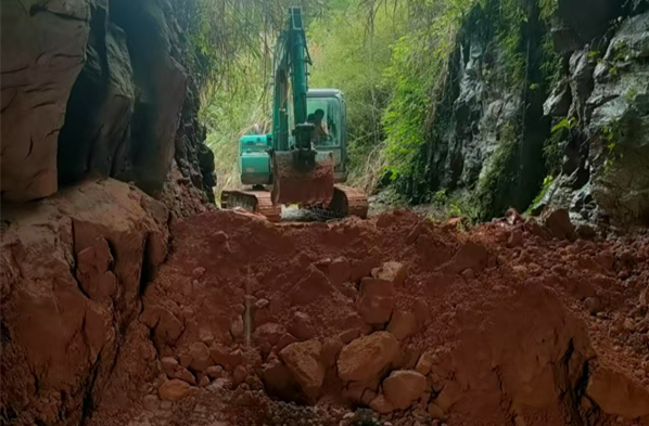 永兴县便江街道：民兵连长带队抢险 数小时抢通塌方受阻道路