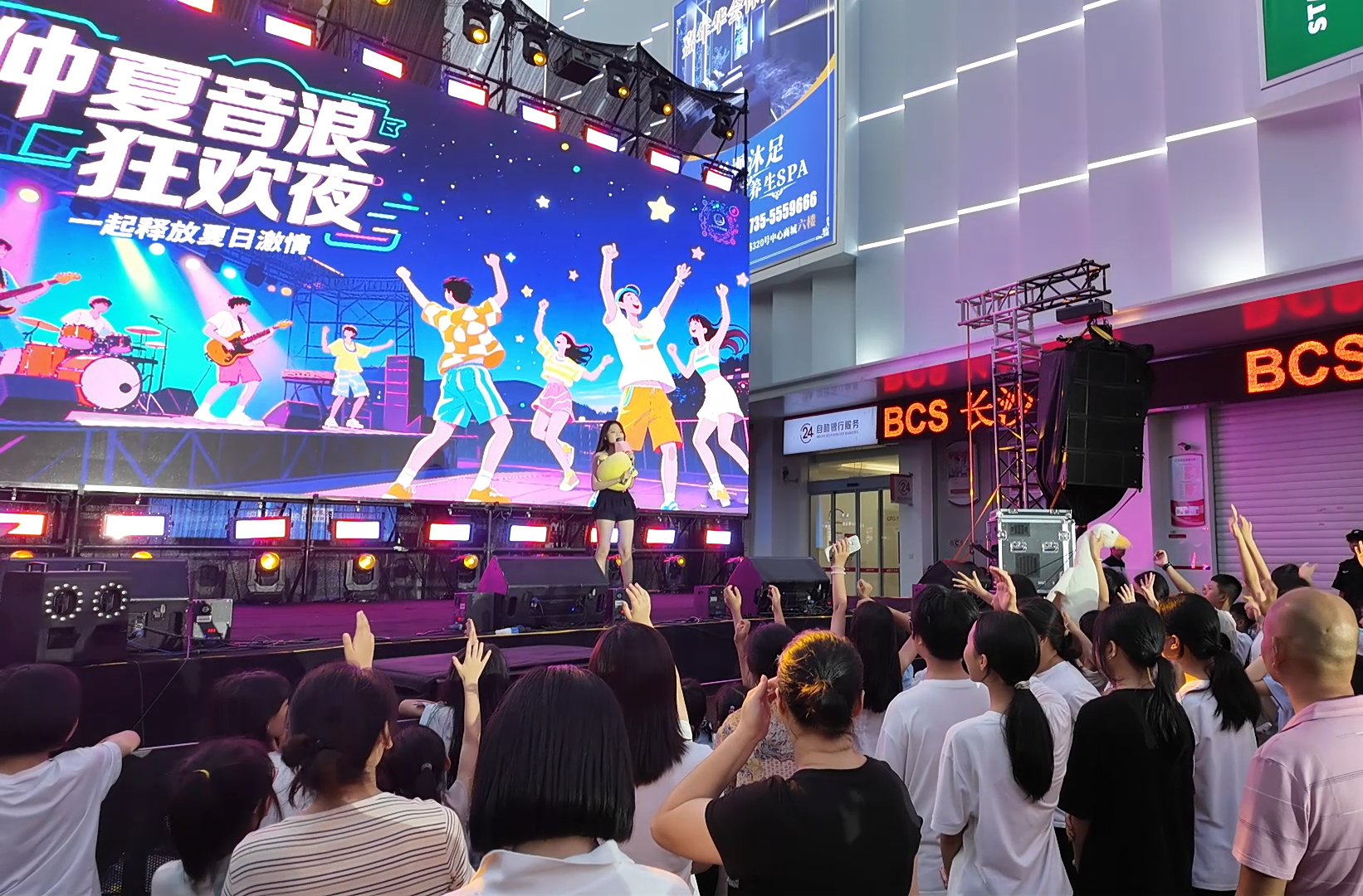 永兴：音乐晚会点燃消费热情 中心商城“仲夏音浪狂欢夜”引爆客流