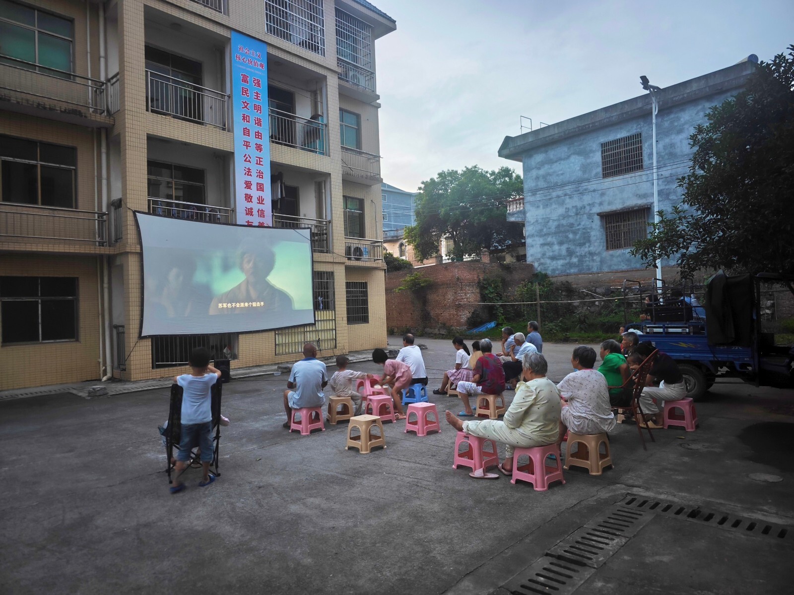 永興縣高亭司鎮(zhèn)油市社區(qū)：開展“送影下鄉(xiāng)”活動